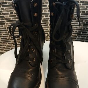 Women midcalf boots.